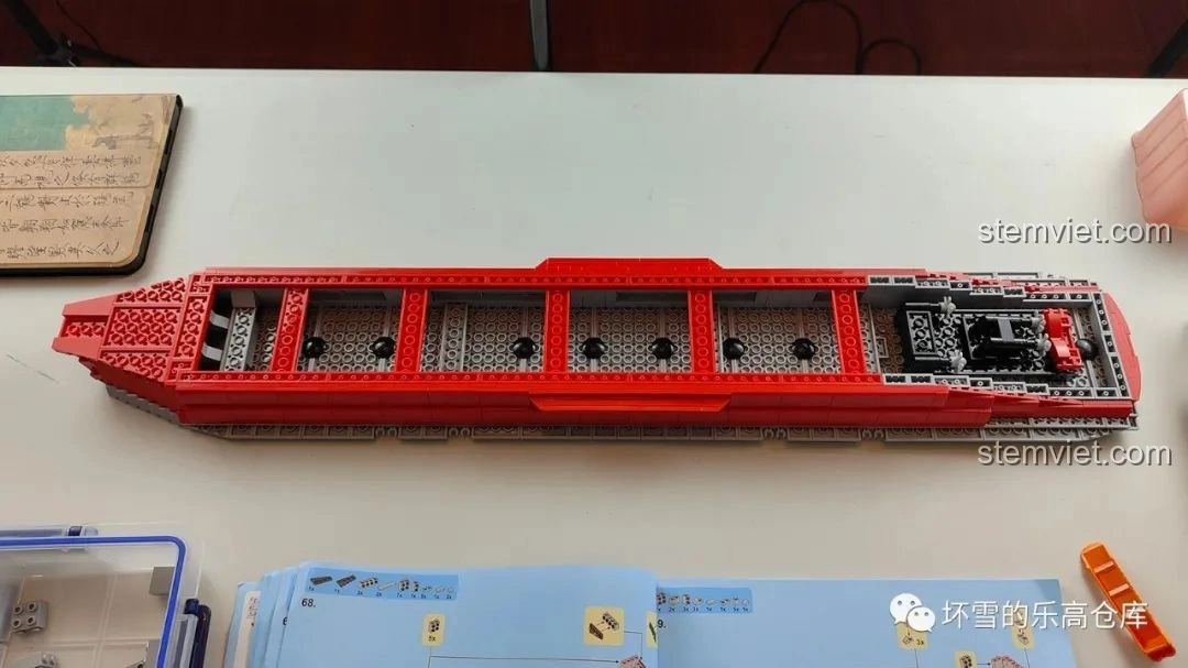 Khoang chứa máy bay của bộ xếp hình SEMBO202001 đang được hoàn thiện