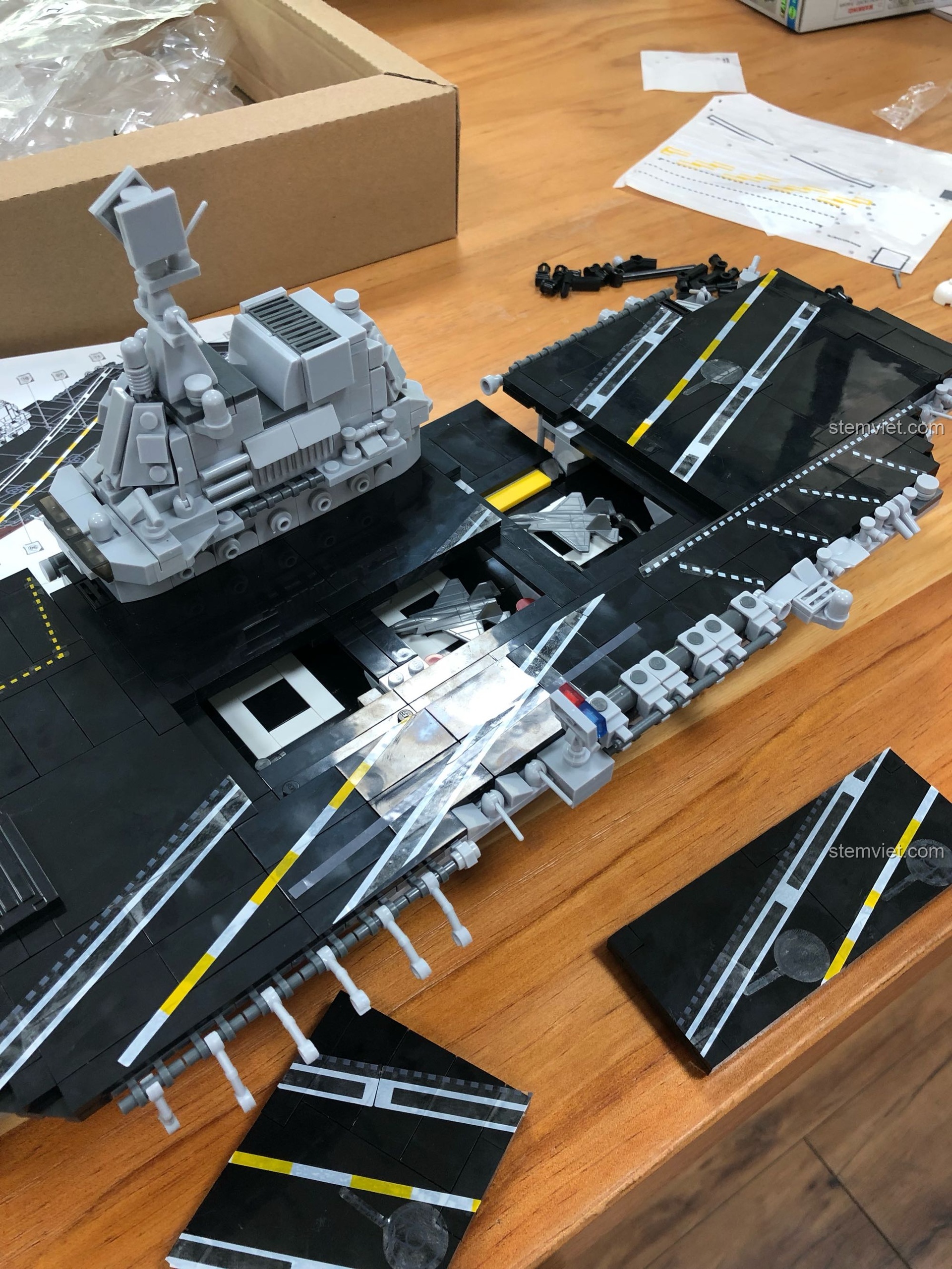 Chi tiết khoang chứa máy bay bên trong của mô hình tàu sân bay Sluban, có thể nhìn thấy khi tháo các tấm sàn tàu.