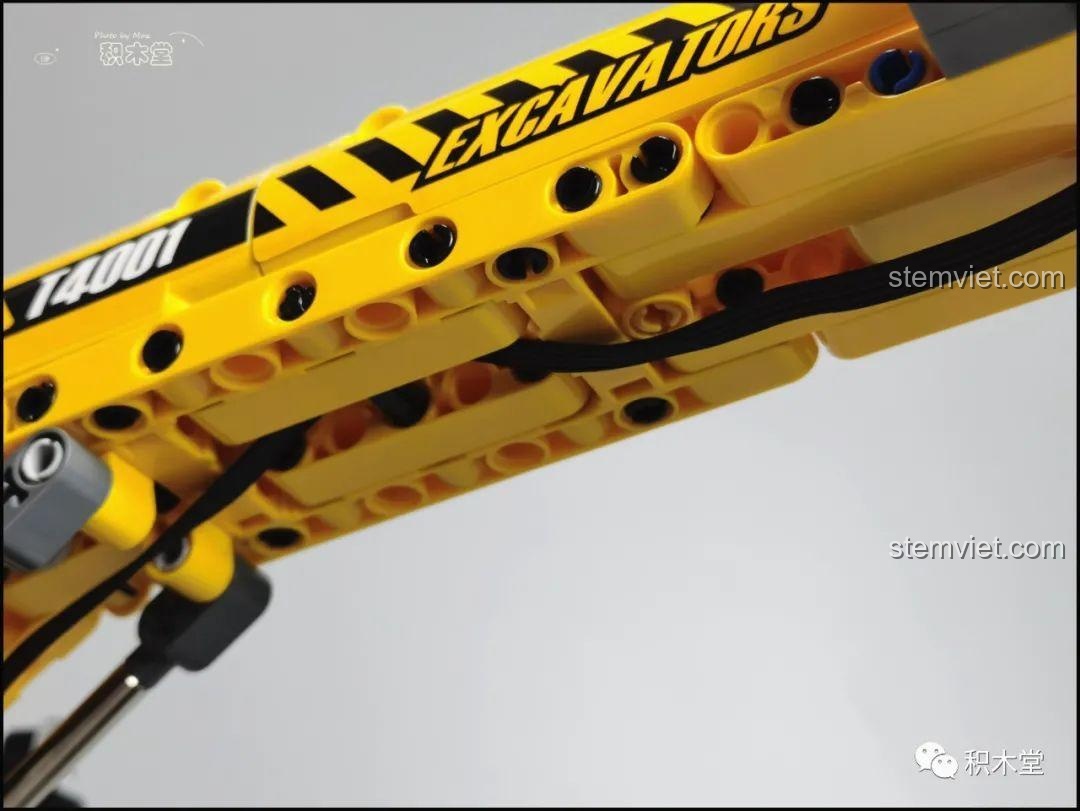 Khoang chứa pin bên trong máy xúc Taigaole T4001, được thiết kế gọn gàng.