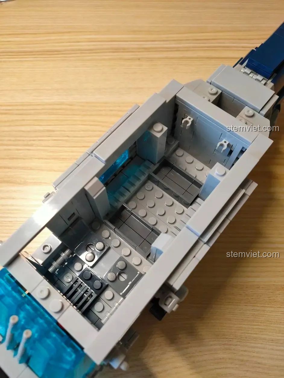 Nhìn từ trên xuống khoang chứa quân rộng rãi của mô hình trực thăng WOMA 0897, có thể chứa nhiều minifigures.