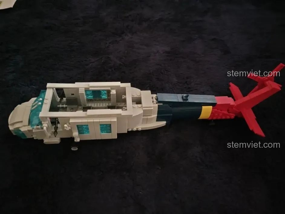 Khoang chứa quân rộng rãi bên trong mô hình WOMA C0897, có thể chứa được các minifigure.