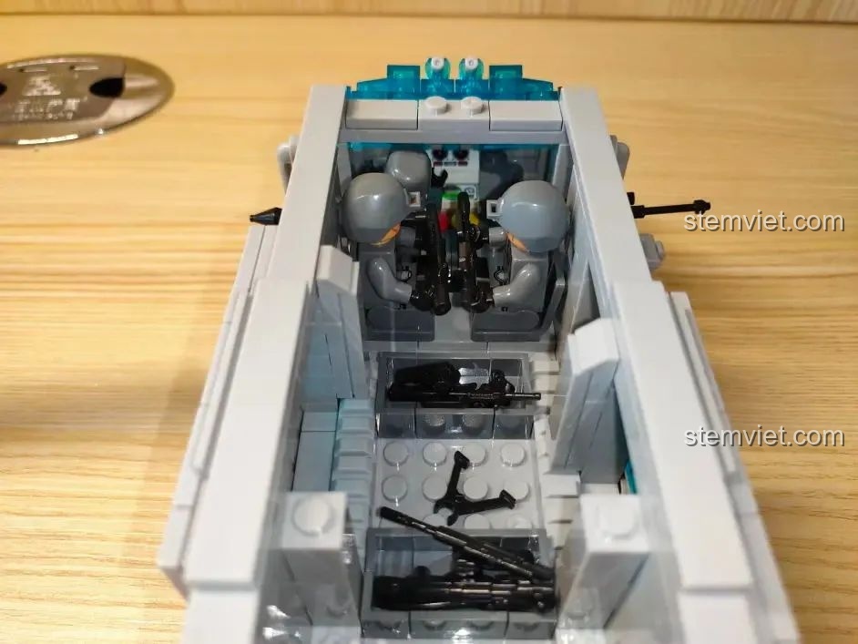 Góc nhìn từ trên xuống khoang chứa quân của trực thăng WOMA C0897 với các minifigures và vũ khí bên trong.