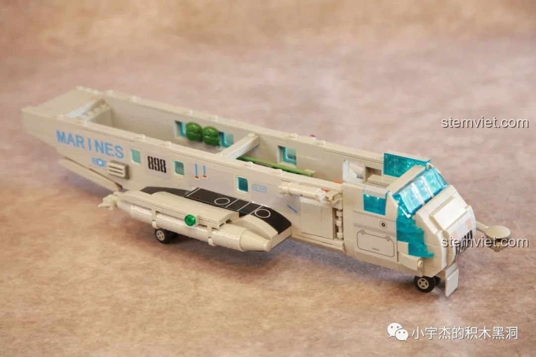 Góc nhìn khác của thân trực thăng WOMA C0898, cho thấy khoang chứa rộng và phần buồng lái.