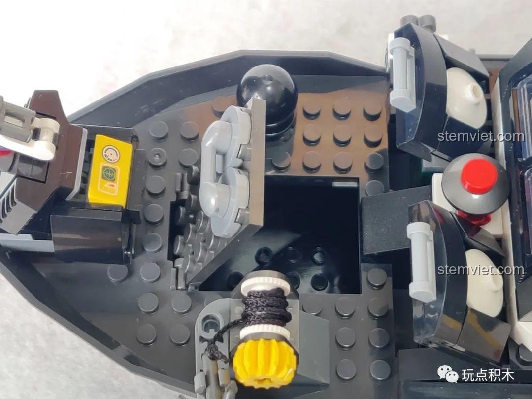 Khoang chứa bí mật bên dưới boong tàu của bộ đồ chơi Tàu Chiến Cảnh Sát SWAT cho con trai 6+.