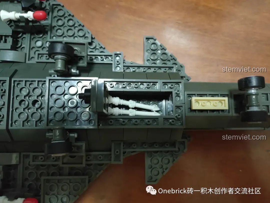 Khoang chứa tên lửa dưới bụng của mô hình CAYI 2254 J-20, có thể chứa hai tên lửa nhỏ.