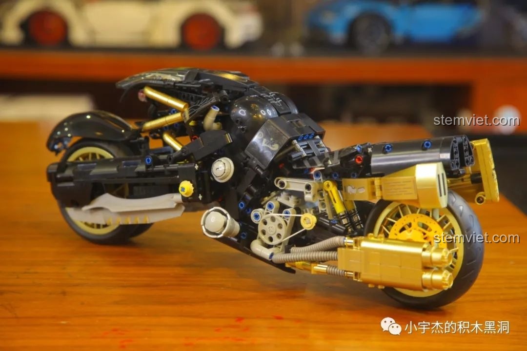 Cận cảnh khoang chứa vũ khí bên trong thân xe của Mô tô Fenrir Sói Lửa Final Fantasy VII KBox 10248.