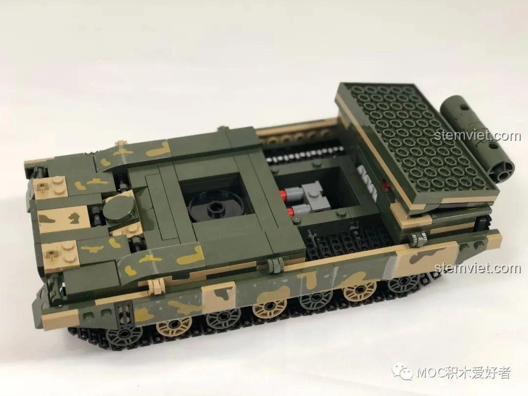 Khoang đạn của xe tăng COGO 13384 Xe Tăng 99A có thể mở ra, trưng bày 4 quả đạn pháo bên trong.