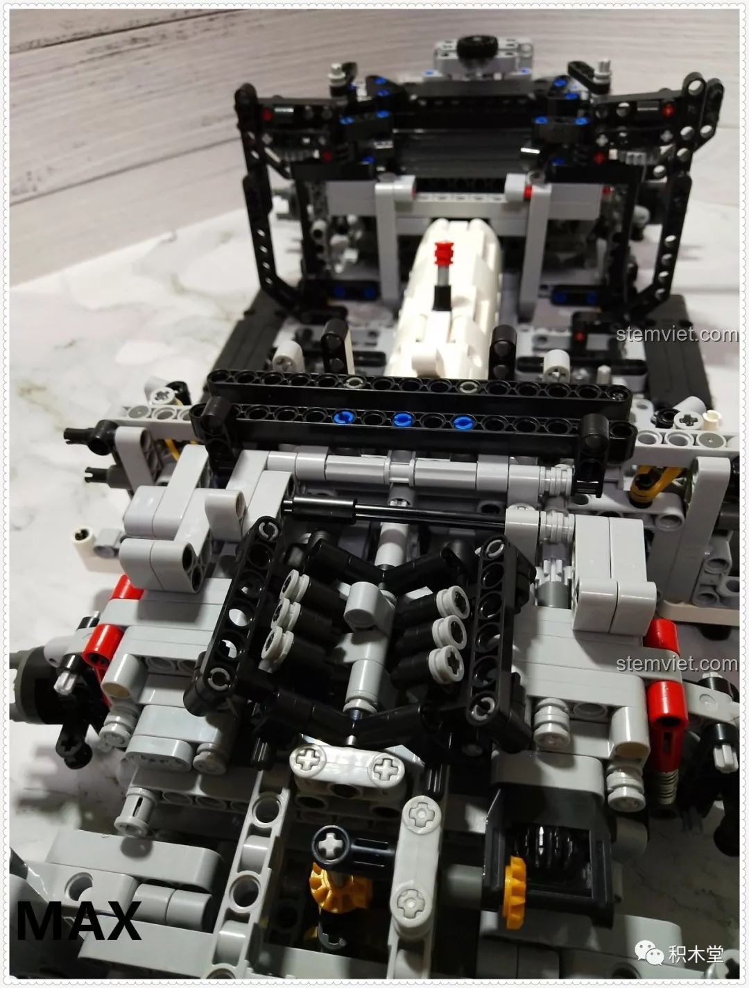 Phần đầu xe và khoang động cơ của bộ lắp ráp Qizhile 23010 Nissan GT-R đang được hoàn thiện.