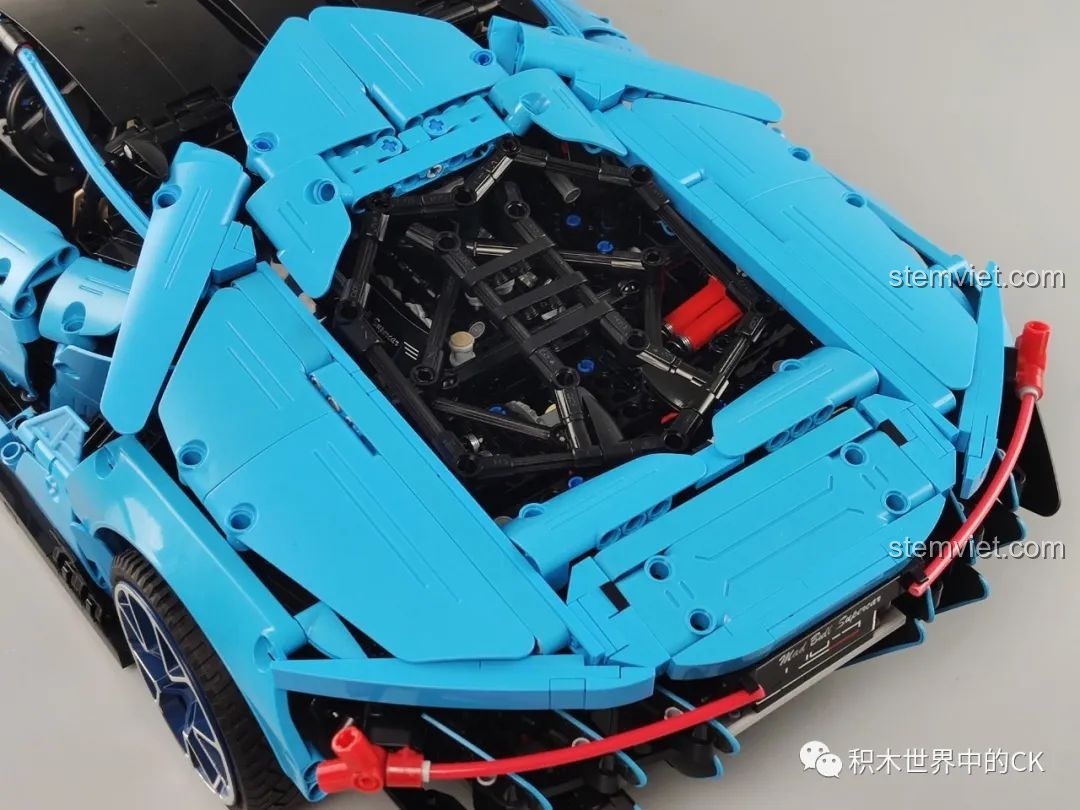 Khoang động cơ V12 của bộ lắp ráp Lamborghini Centenario 'Bò Thế Kỷ' khi mở nắp.