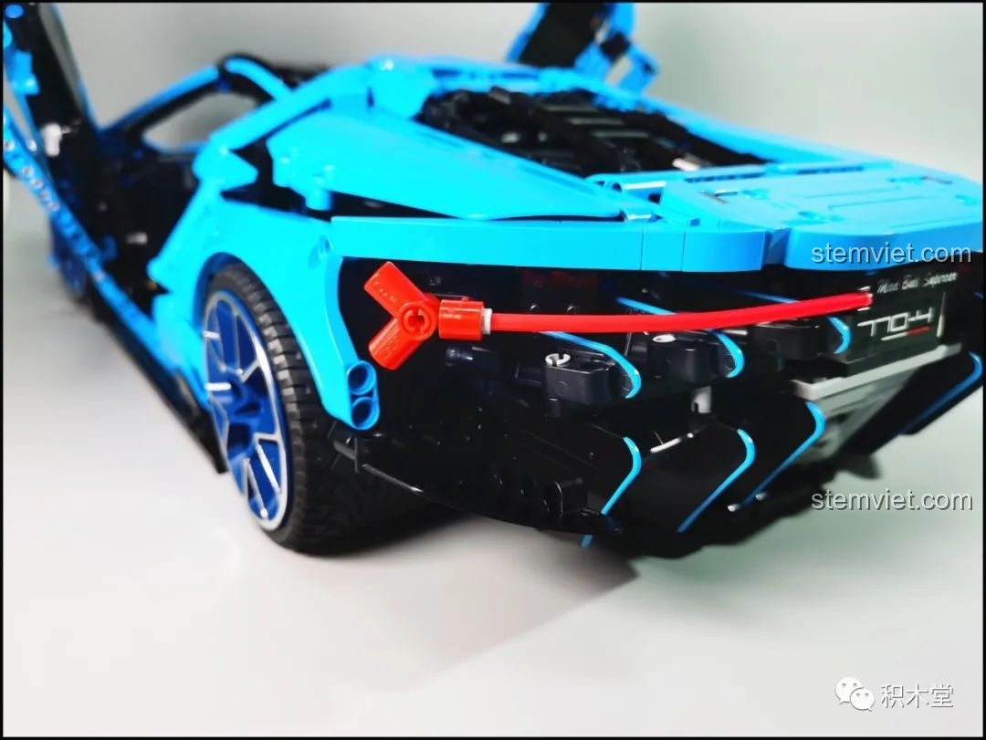 Khoang động cơ V12 và hệ thống treo của bộ đồ chơi Lamborghini Centenario 'Bò Thế Kỷ' CaDA.