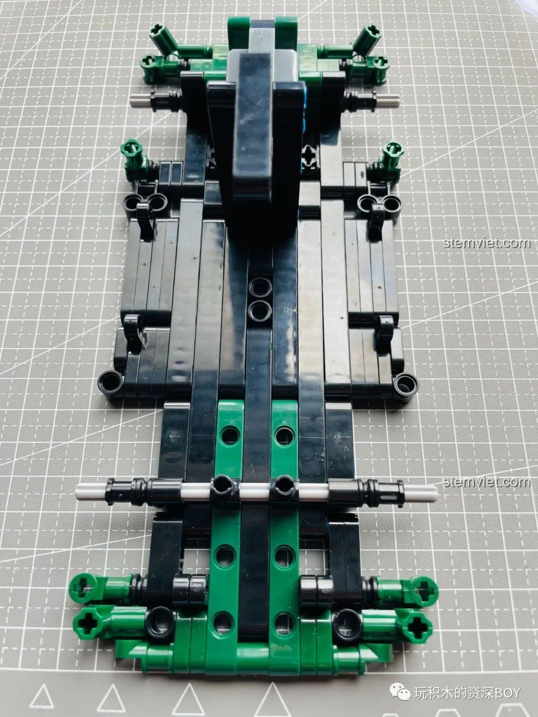 Khoang động cơ phía trước của xe SY 8316, khá trống và không có chi tiết máy.