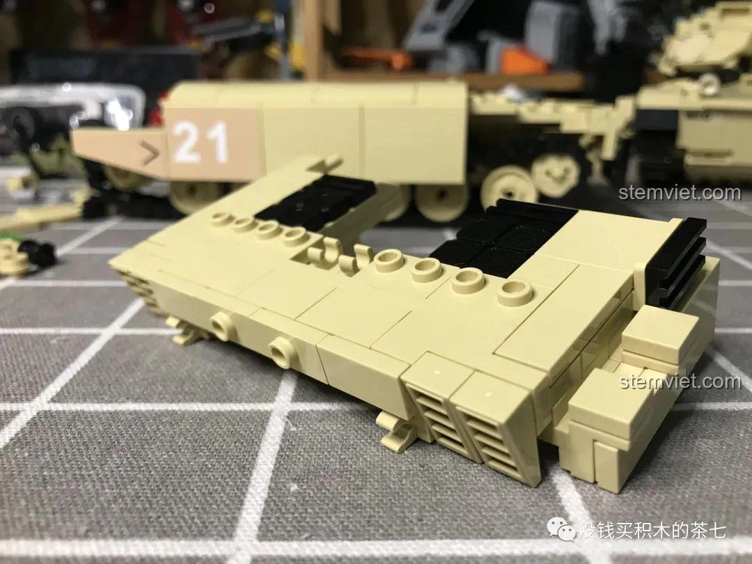 Khoang động cơ của bộ đồ chơi lắp ráp Xe Tăng Challenger 2 FV 4034 JIAZHI 0105 đã được lắp hoàn chỉnh, với nắp đóng.