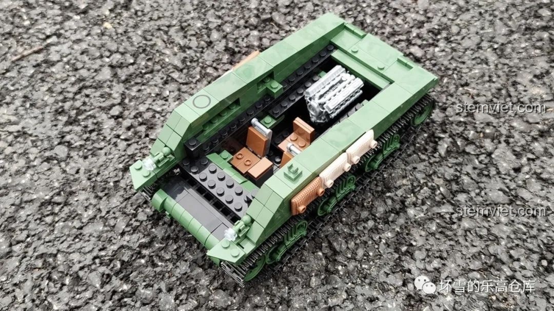 Góc nhìn khác về cấu trúc nội thất của mô hình xe tăng Sherman M4A1 QUANGUAN 81, tập trung vào khoang động cơ và buồng lái, tăng tính chân thực. Đồ chơi lắp ráp xe tăng chiến đấu.