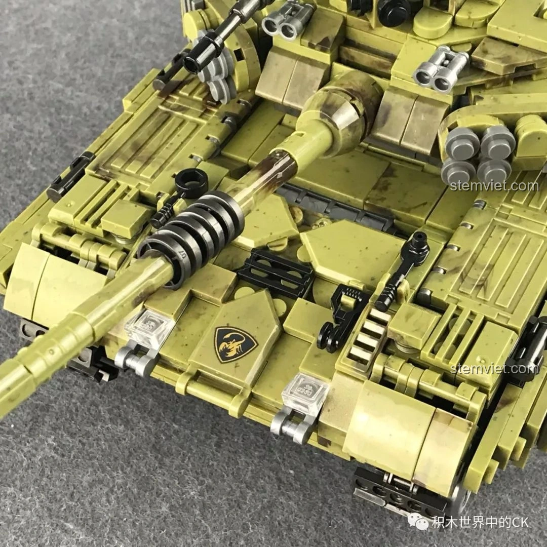 Khoang động cơ mở ra của xe tăng Thiên Hổ Scorpio Tiger XB-06015, hiển thị các chi tiết bên trong.