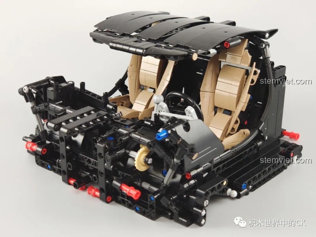 Khoang lái của bộ lắp ráp Lamborghini Centenario 'Bò Thế Kỷ' với vô lăng và bảng điều khiển chi tiết.