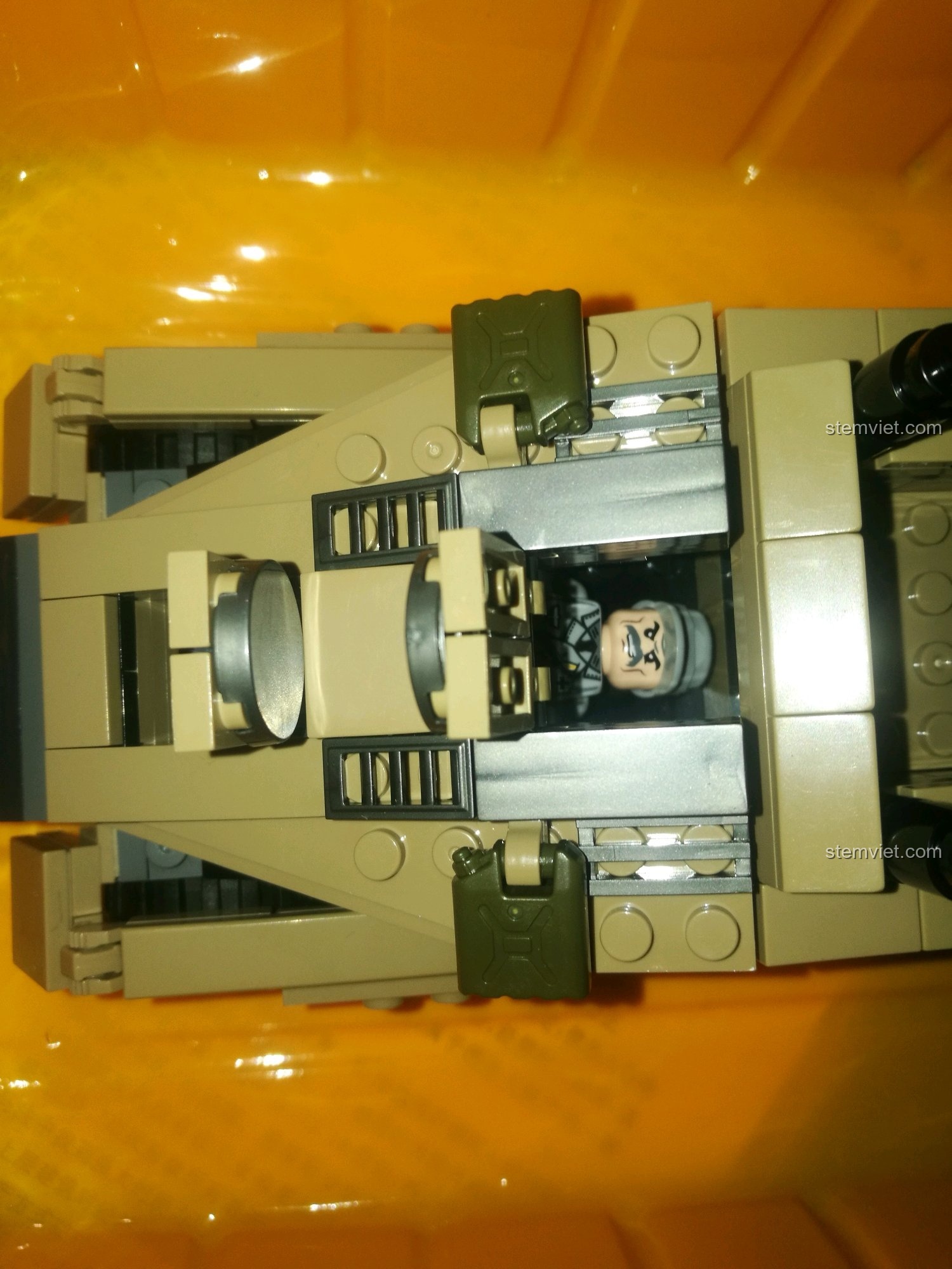 Góc nhìn từ trên cao vào khoang lái của xe bọc thép SEMBO 101341, thể hiện sự chi tiết.