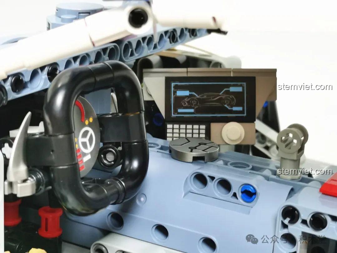 Khoang lái chi tiết của bộ xếp hình Xe Đua Asurada G.S.X L7001, với vô lăng và màn hình độc đáo.