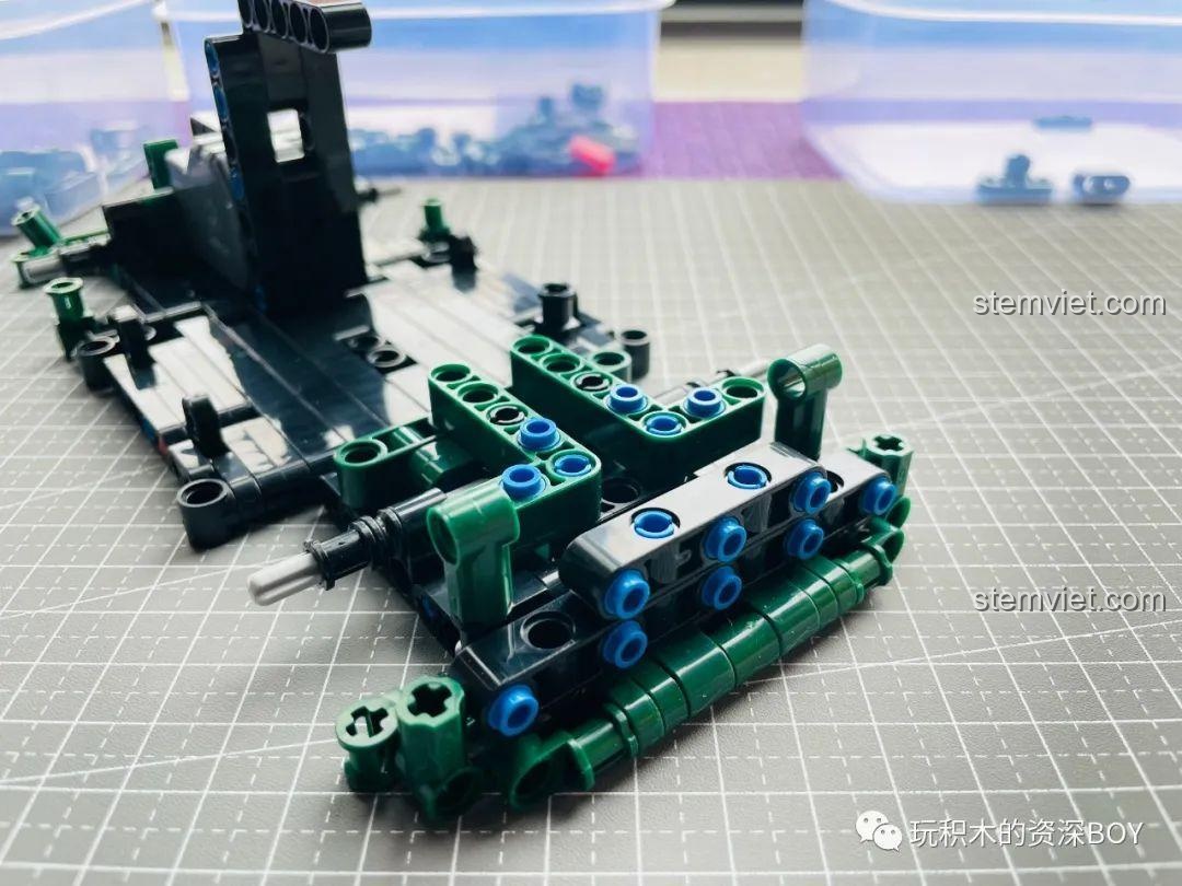 Ghế ngồi được lắp vào khoang lái, cho thấy nội thất đơn giản của xe.