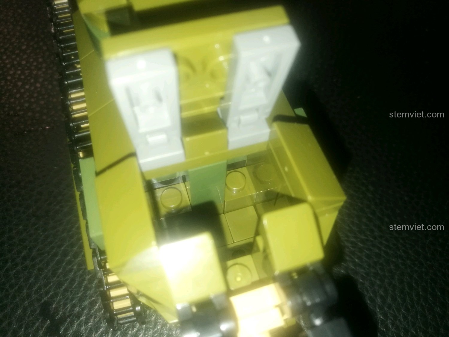 Chi tiết khoang lái bên trong của mô hình xe tăng Renault FT-17, có không gian cho minifigure.