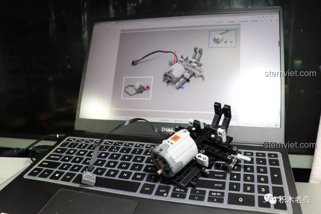 Khoang lái của mô hình Mould King 13106 Xe Nâng Hàng với vô lăng và ghế ngồi chi tiết.