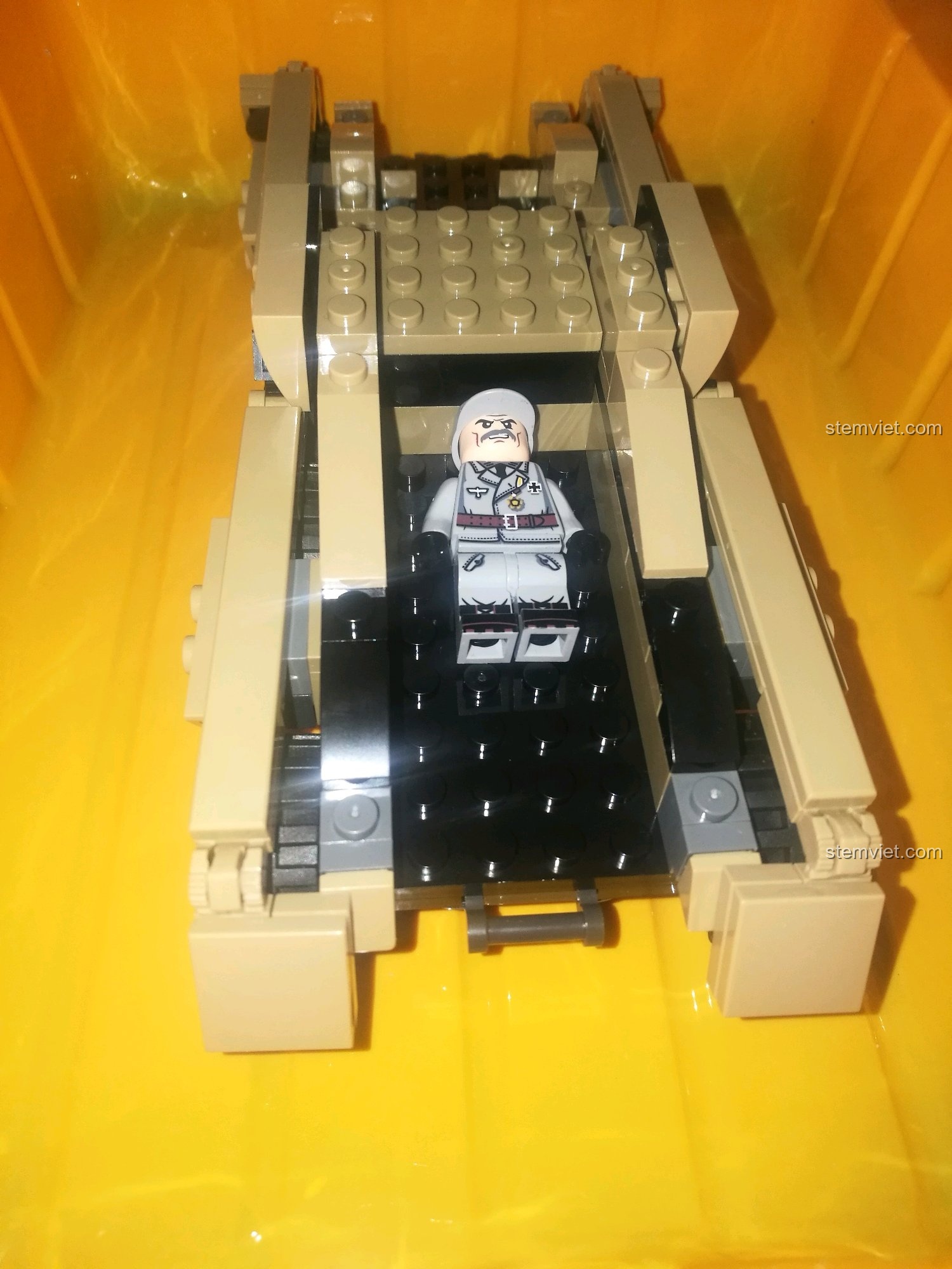 Minifigure sĩ quan được đặt vào khoang lái rộng rãi của xe bọc thép SEMBO 101341.