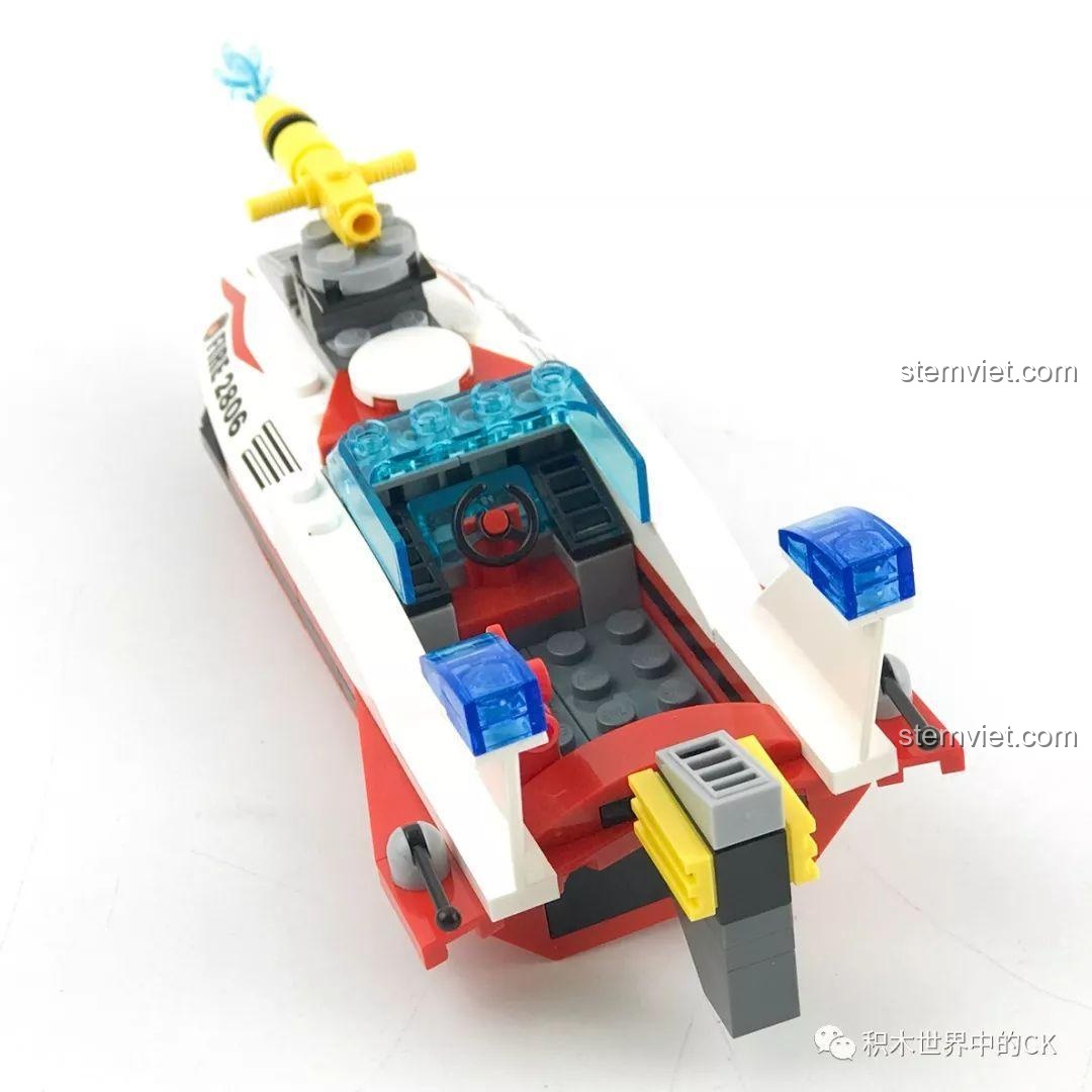 Góc nhìn từ trên xuống khoang lái của tàu cao tốc QMAN 2806, có vô lăng và ghế ngồi.