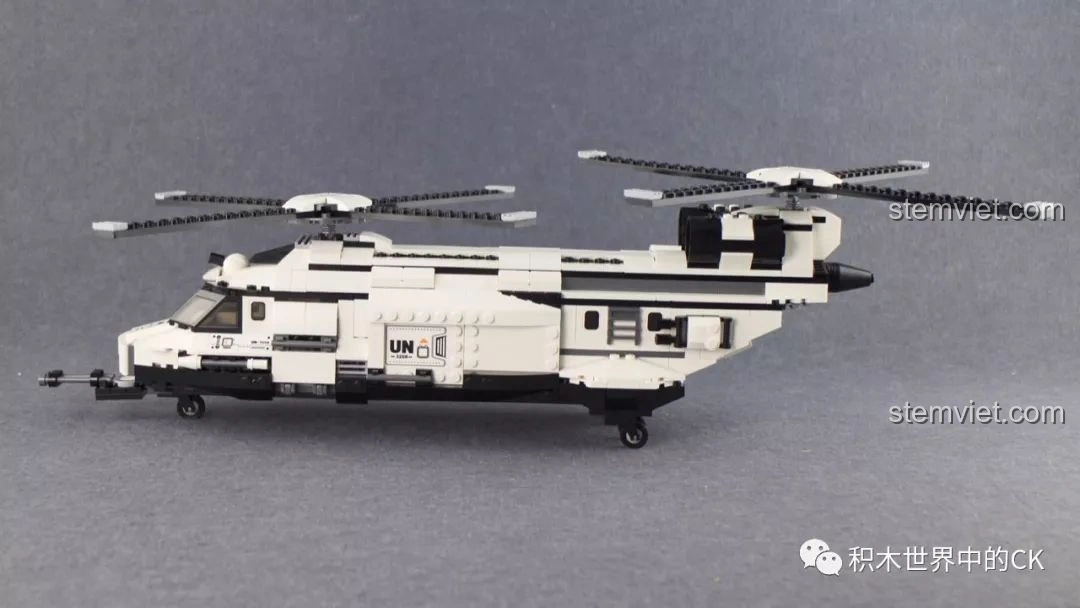 Cận cảnh khoang lái của trực thăng vận tải quân sự trong bộ Qman 3208 Chiến Dịch Thiên Mạc, với kính chắn gió lớn.