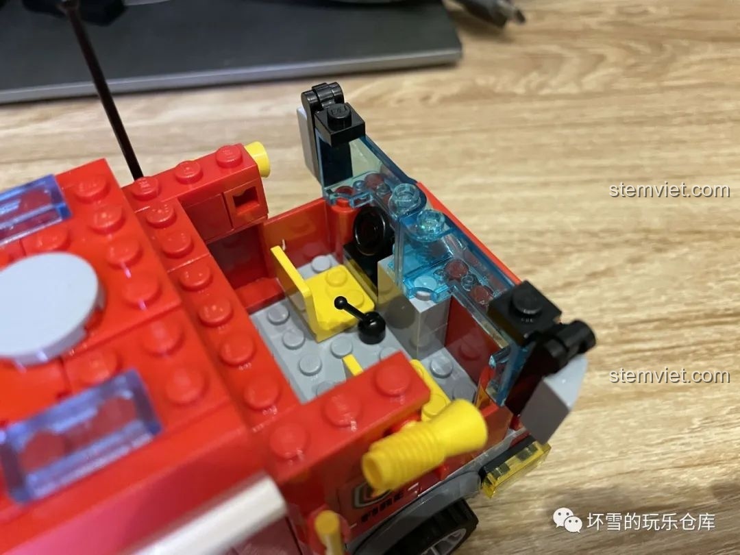 Nội thất khoang lái của xe cứu hỏa QMAN 2807 với ghế ngồi, vô lăng và cần số chi tiết.