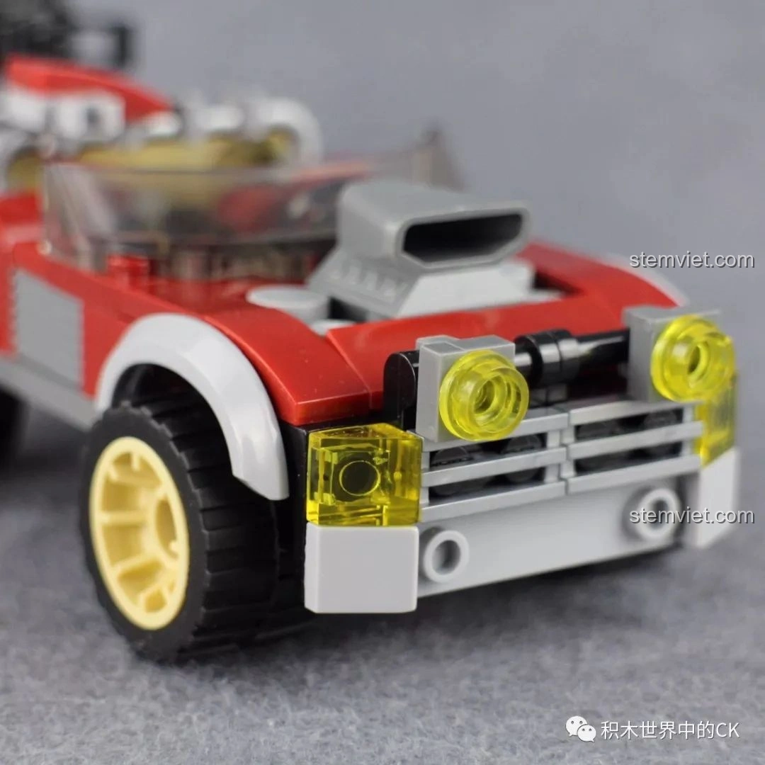 Khoang lái của xe Jeep dã chiến trong bộ Qman 3208 Chiến Dịch Thiên Mạc, hiển thị không gian bên trong.