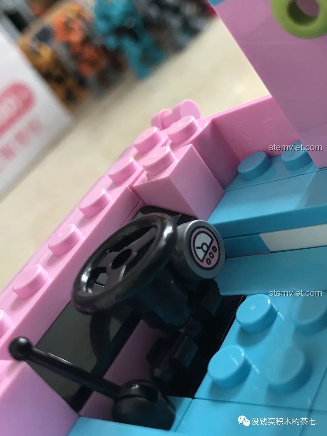 Chi tiết vô lăng và cần số trong khoang lái của mô hình xe phỏng vấn SEMBO 604001.