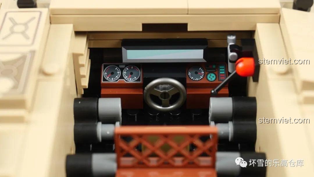 Cận cảnh khoang lái của mô hình xe tăng 88A Sembo 203127, với vô lăng, bảng điều khiển và ghế ngồi cho minifigure, mô phỏng chân thực.