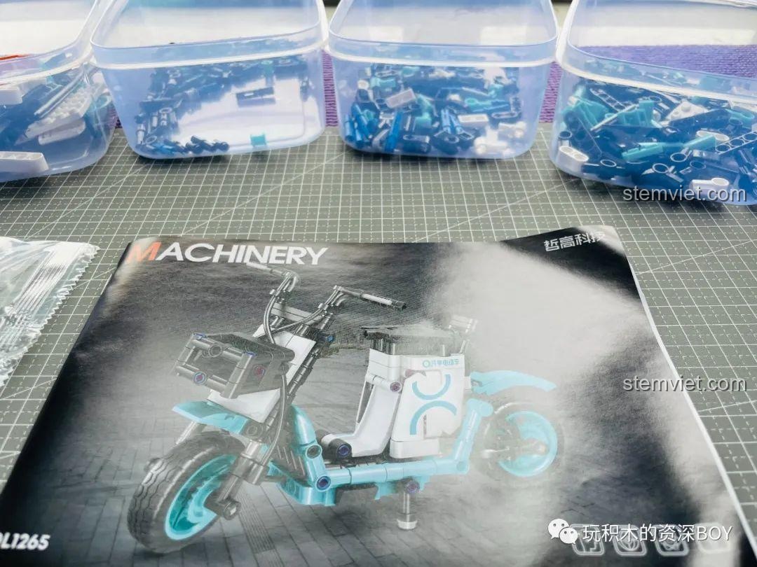 Khoang pin của bộ lắp ráp xe điện ZHEGAO QL1265 đã hoàn thiện, sẵn sàng để gắn vào thân xe.