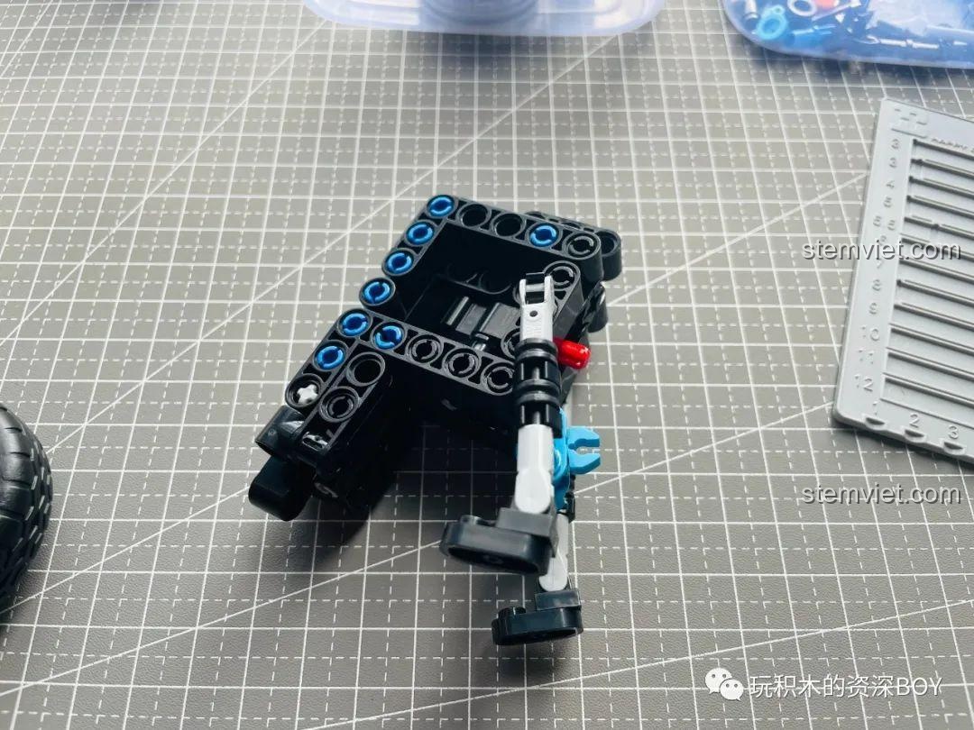 Khoang pin của bộ lắp ráp xe điện ZHEGAO QL1266 đã hoàn thiện, sẵn sàng để gắn vào thân xe.