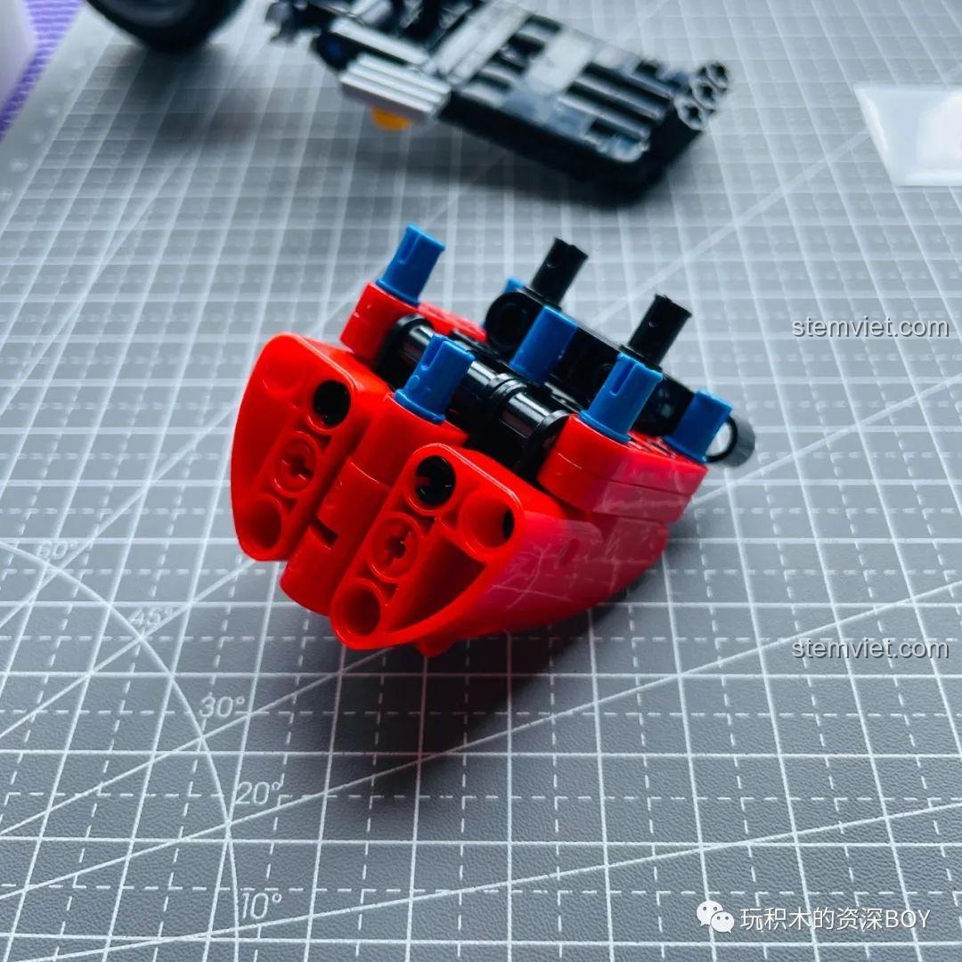 Khoang pin của bộ lắp ráp xe điện ZHEGAO QL1267 đang dần hoàn thiện, chi tiết lắp ráp.