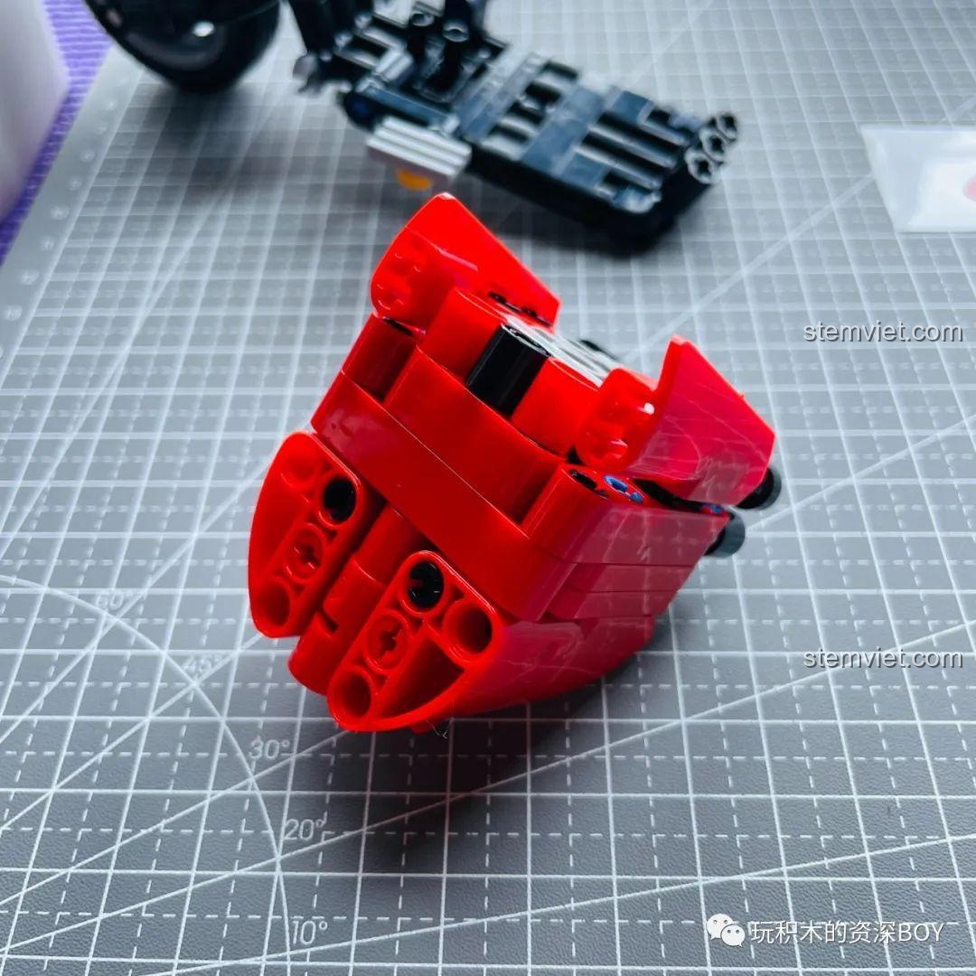 Khoang pin của bộ lắp ráp xe điện ZHEGAO QL1267 đã sẵn sàng để gắn vào thân xe.