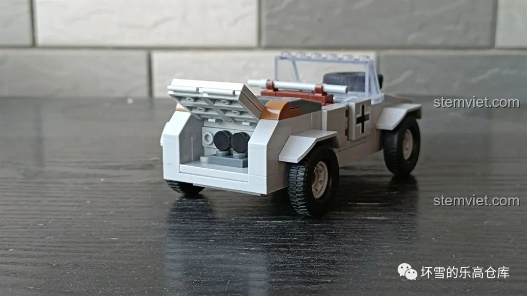 Khoang sau của mô hình đồ chơi lắp ráp xe quân sự Đức QUANGUAN VW82 Kübelwagen mở ra, lộ chi tiết bên trong.