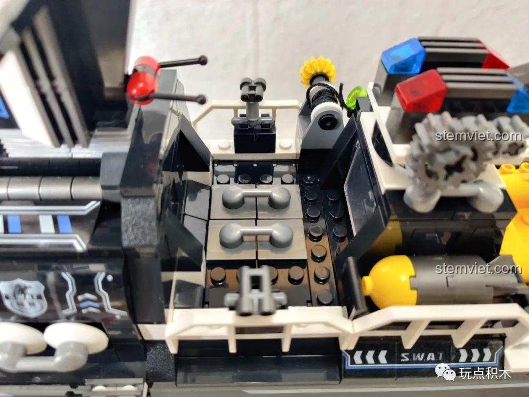 Không gian bên trong khoang tàu của mô hình Tàu Chiến Cảnh Sát SWAT SEMBO 102467.