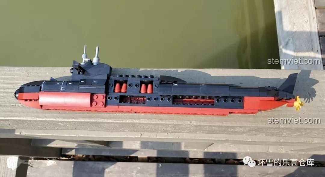 Khoang tên lửa của mô hình tàu ngầm Sluban M38-B0703 mở ra, để lộ các chi tiết tên lửa bên trong, thể hiện tính năng độc đáo.