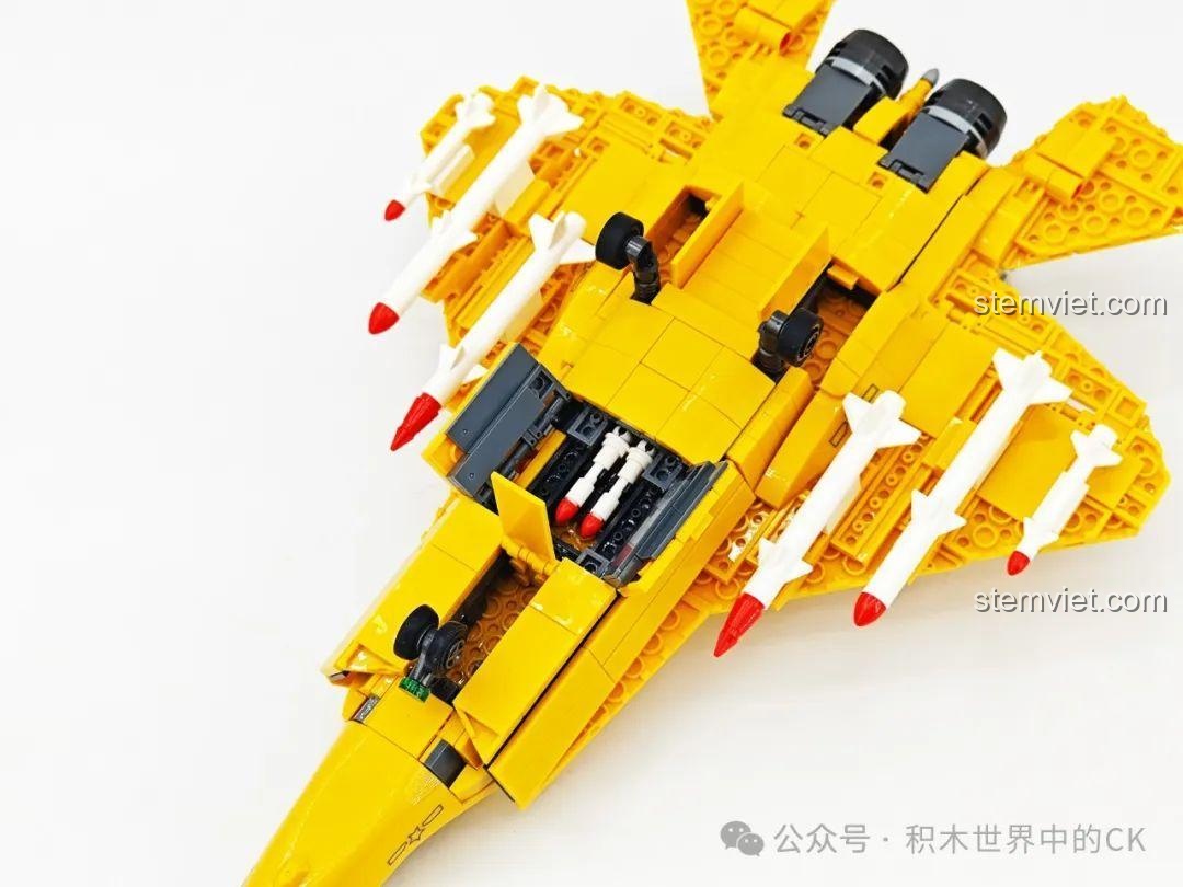 Khoang vũ khí dưới bụng của mô hình máy bay chiến đấu J-35 SEMBO 202254 đang được mở ra.