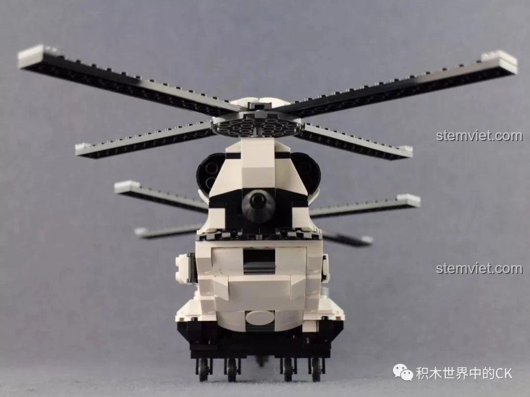 Bên trong khoang chứa vũ khí của trực thăng vận tải quân sự trong bộ Qman 3208 Chiến Dịch Thiên Mạc, với súng trường và súng lục.