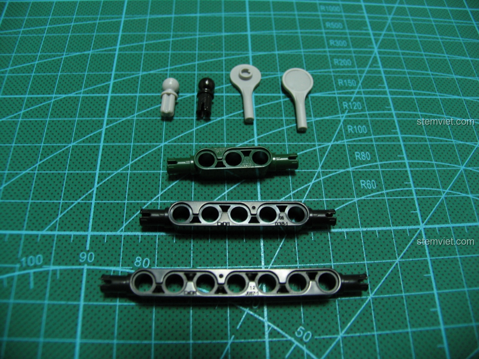 Khối động cơ 4 xi lanh của mô hình CaDA C51021 đã hoàn thành, có thể hoạt động khi bánh xe quay.