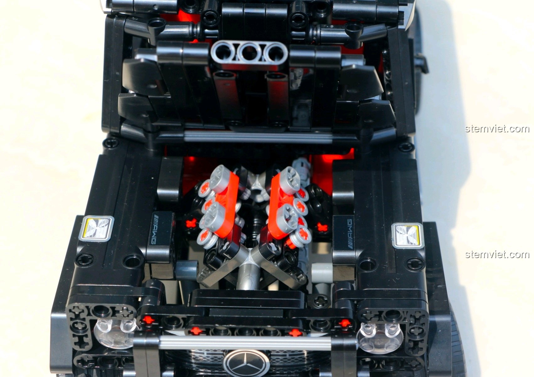 Nắp capo của xe SEMBO 701960 được mở lên, để lộ khối động cơ V8 được mô phỏng chi tiết bên trong.