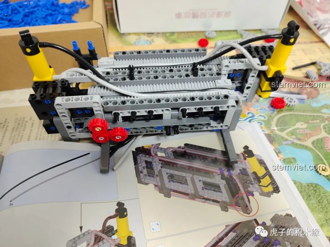 Khối điều khiển khí nén trung tâm của bộ lắp ráp Mould King 19002 Xe Tải Cần Cẩu Khí Nén.