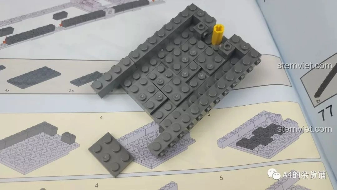 Các khối lắp ráp cơ bản của KAZI KY10005 Pháo Xe Lửa Dora 800mm Đức được ghép nối, tạo nền tảng cho thân pháo.