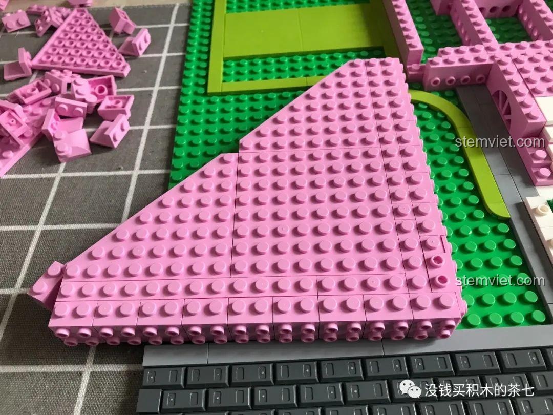 Cận cảnh khối nền tam giác màu hồng đã hoàn thiện của bộ đồ chơi SEMBO 604003.