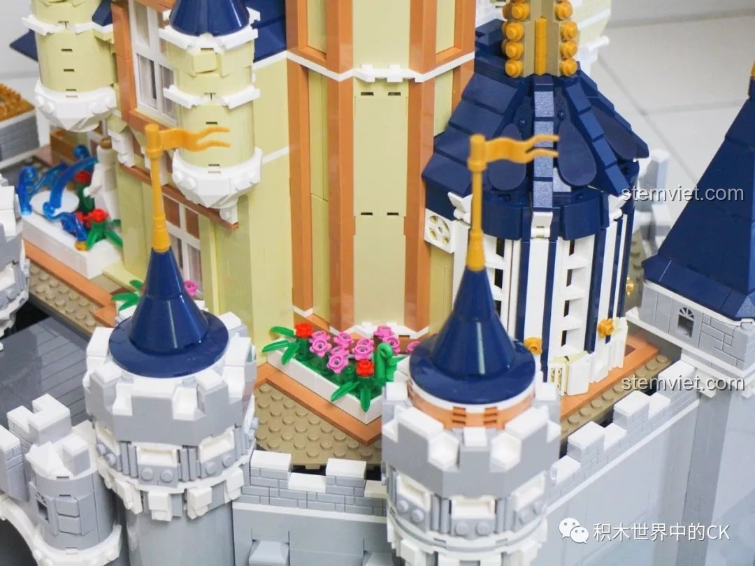 Các khóm hoa nhỏ trang trí trên các tòa tháp của bộ đồ chơi xây dựng Lâu đài công chúa Mould King.