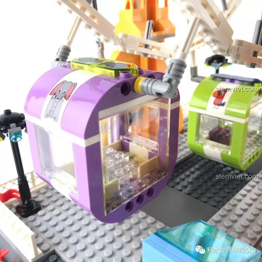 Cận cảnh những khóm hoa và cây cỏ trang trí trong bộ lắp ghép Winner 7036.