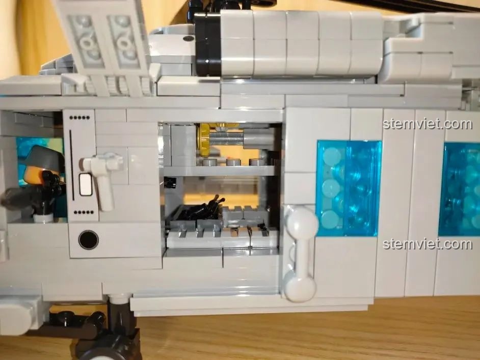 Cơ chế quay cánh quạt chiếm một phần không gian bên trong khoang chứa quân của mô hình WOMA C0897.