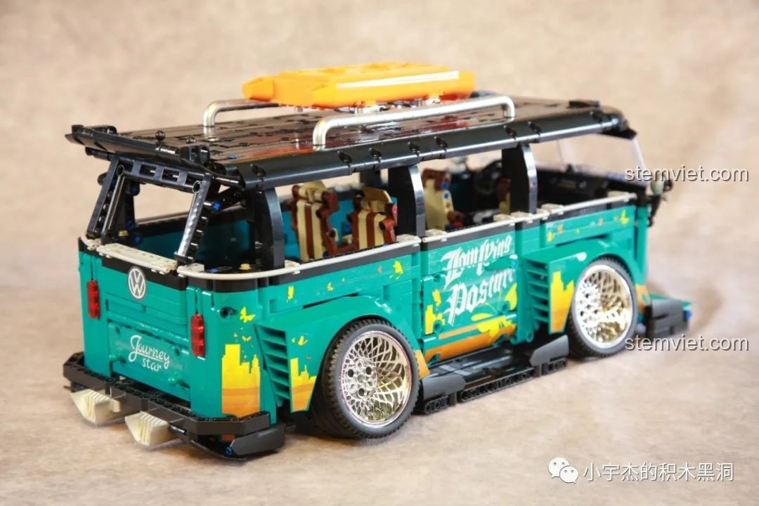 Cốp sau của xe K Box 10510 đang mở, để lộ không gian bên trong và hàng ghế sau.