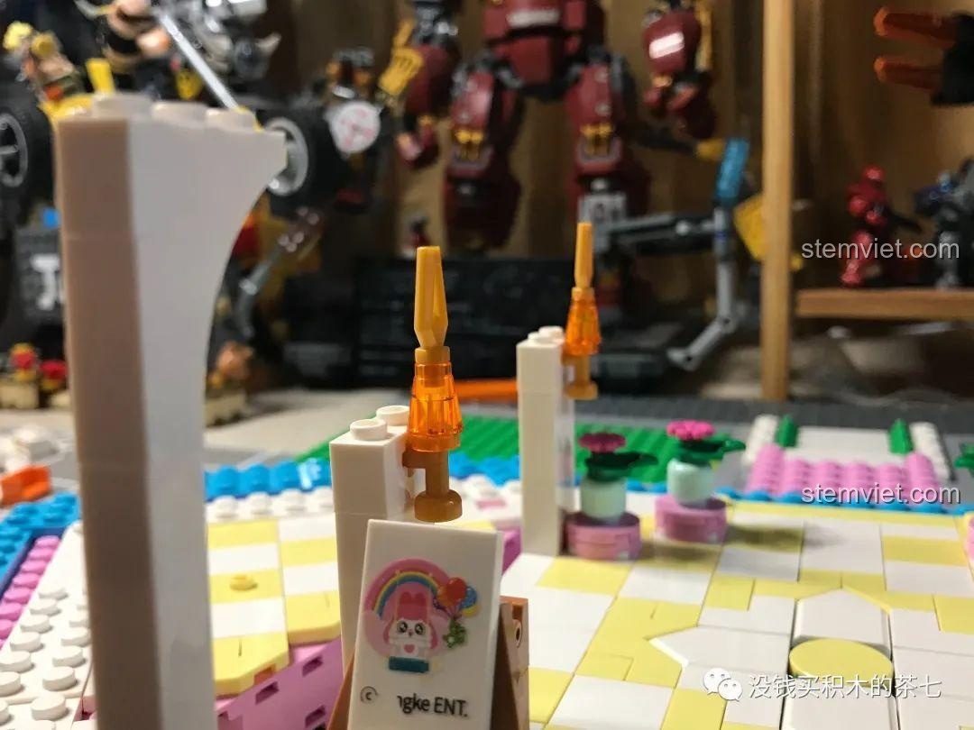 Ngọn đuốc được gắn trên cột trụ gần giá vẽ, tạo sự cân đối cho sảnh chính của Lâu Đài Công Chúa.